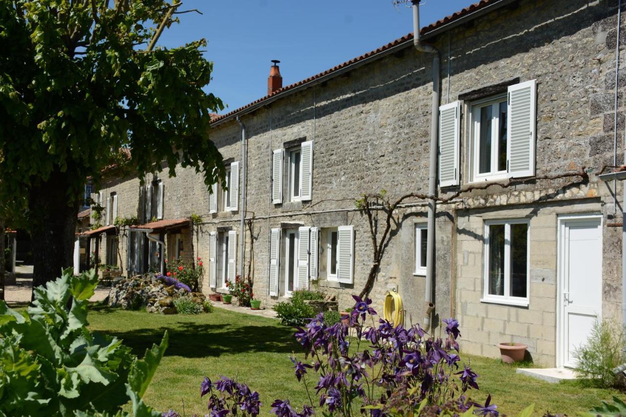 Les Noyers Aulnay Bed and Breakfast Aulnay  Eksteriør billede